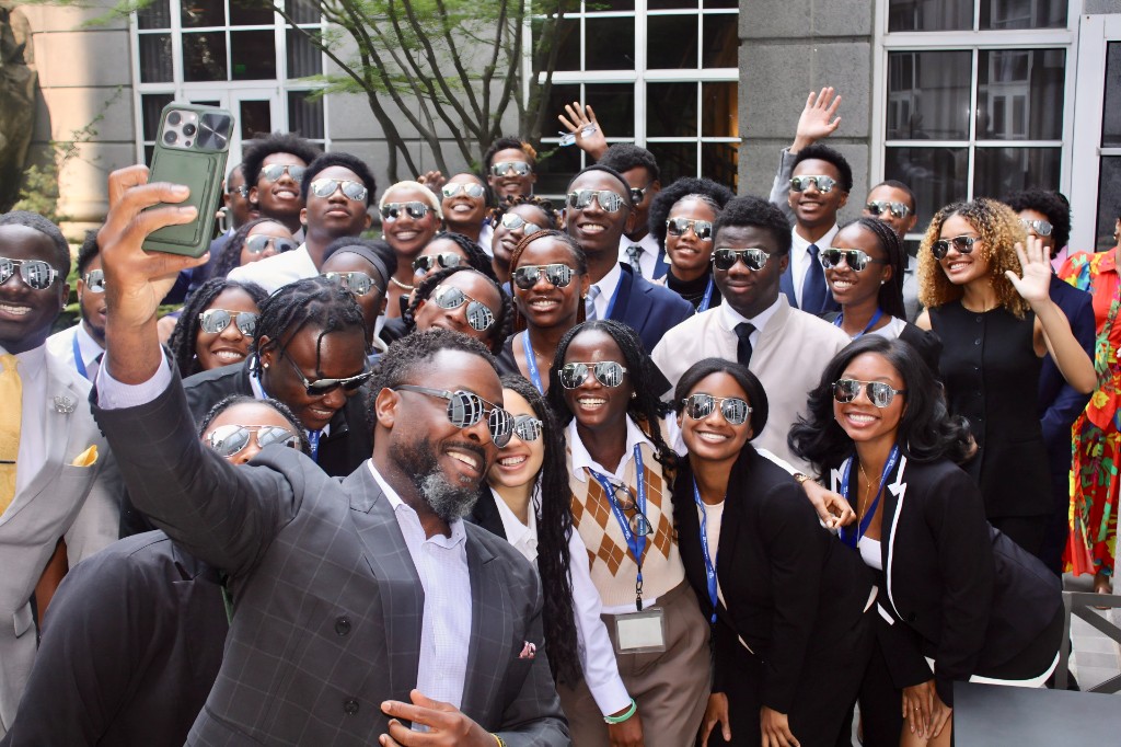 Students and young alumni posing together at a Foundation gathering